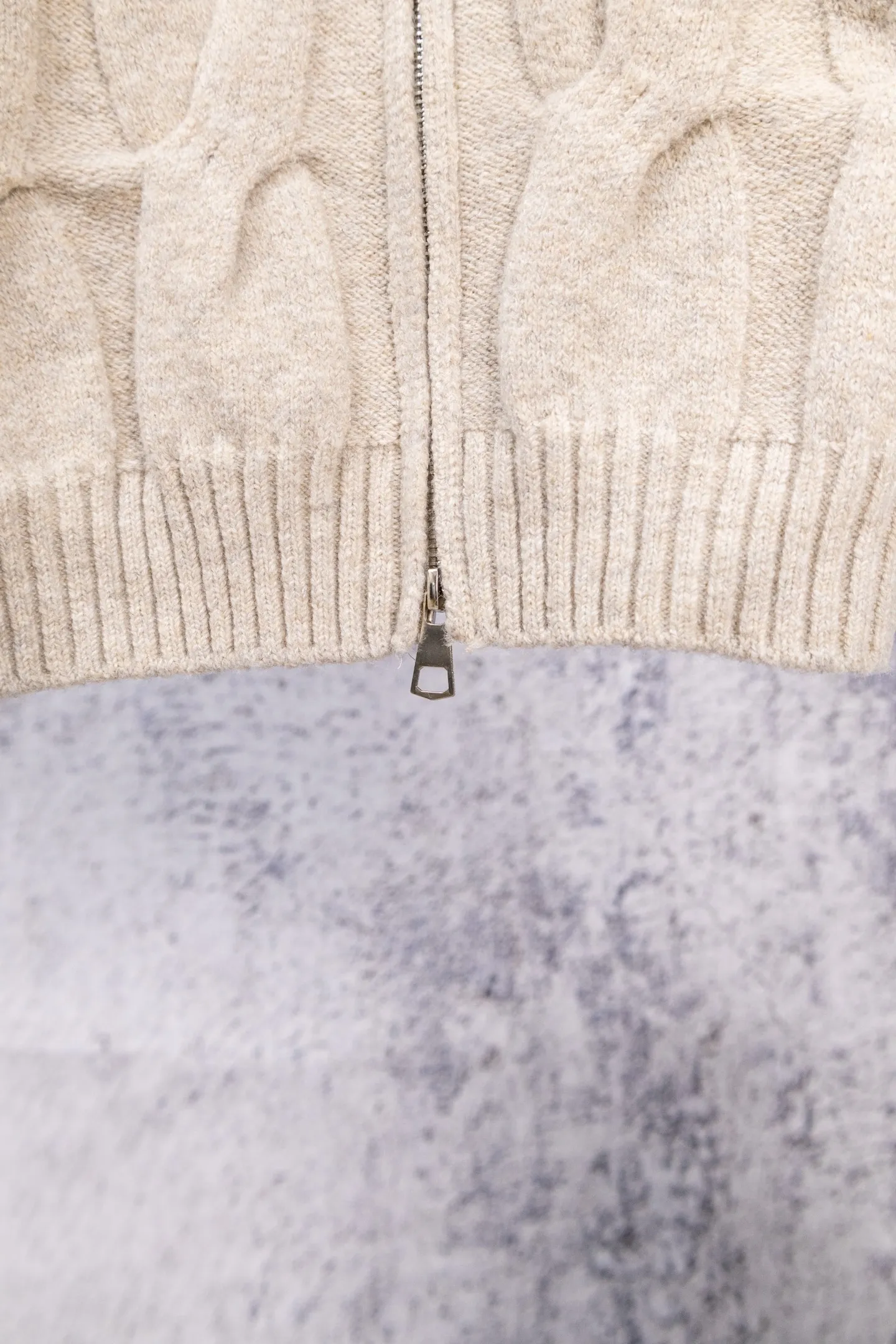 P190 Ralph Lauren 2026 new blended twist craft autumn and winter high-quality double zipper stand collar knitted cardigan jacket. Its design is really amazing. The blended twist craft makes it full of texture. The double zipper stand collar design is not only warm but also super stylish. Wearing it instantly enhances your temperament. Whether it is paired with a dress or jeans, it can be easily worn, showing a high-end feel in autumn and winter. The colors are also super nice, and each one is super elegant. Wearing them while walking on the street will turn heads 100% of the time. 🎺 This autumn and winter, buy yourself a warm and fashionable jacket, so that you can look beautiful in the cold weather. Size: S M L Color: Beige Black Gray